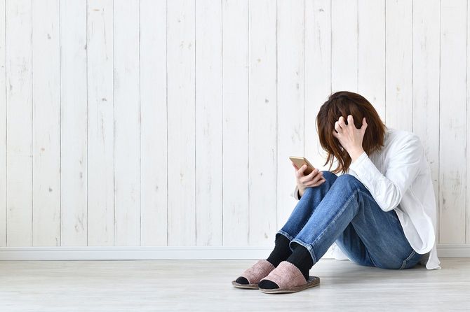 髪をかきむしる女性