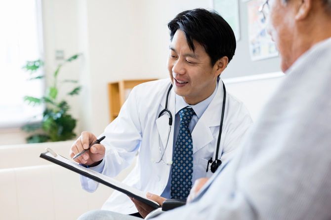 患者に説明する男性医師