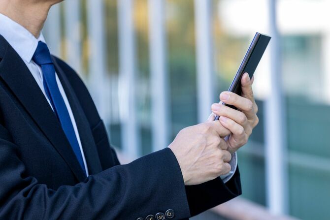 スマートフォンを操作するビジネスマン