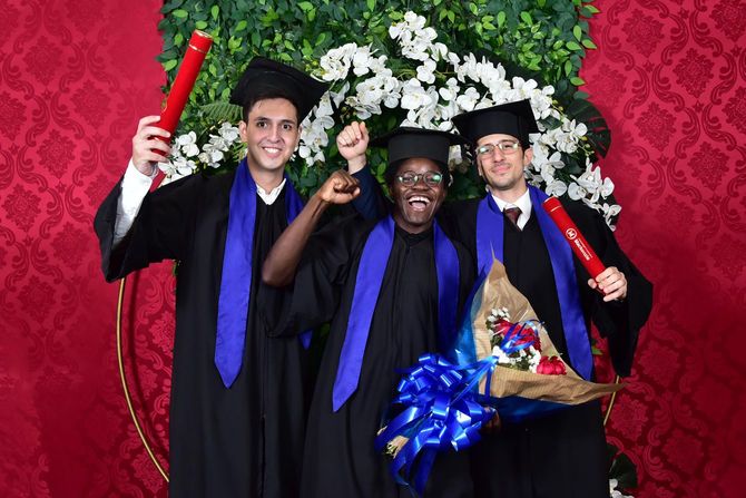 マッケンジー大学卒業式で、同期の学友たちと