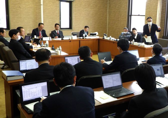 静岡県議会文化観光委員会で富士山入山制限についてただす桜井県議