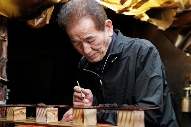 漆電卓の製作を担った漆職人・梅田隆次さん