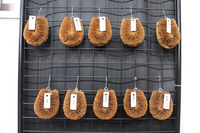 検品で不良品となる例の一部。「頭不良」「繊維の色不良」「口あき」といった項目があるが、素人目ではなかなか判別がつかない