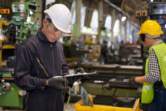 工場の現場で働く人々