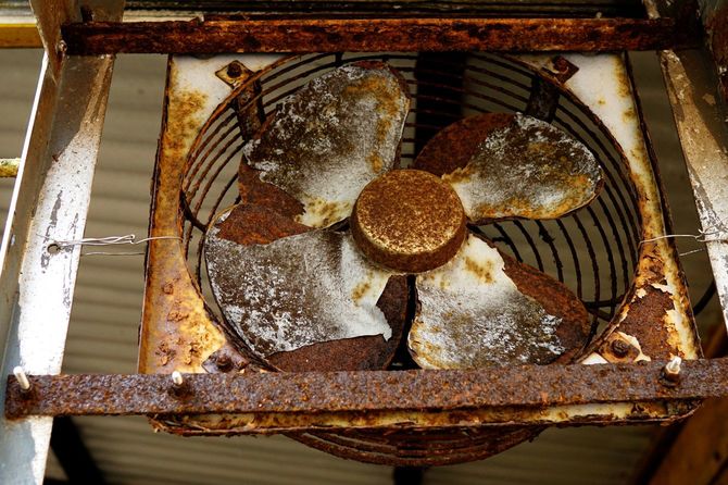 古く錆びのついた換気扇