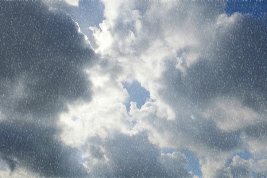 曇り雨の夏の空と合間にのぞく晴れ間