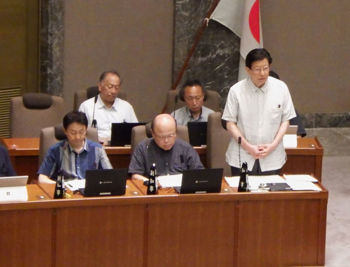 静岡県議会本会議場で川勝知事の隣に座る出野、森の両副知事