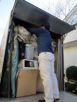 積み込み作業をする勤務10年目の社員・大島英充さん