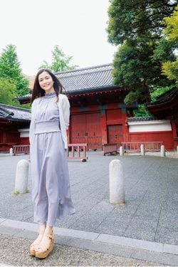 東京大学本郷キャンパスの赤門前にて