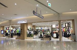 ワークマンプラスの店頭。