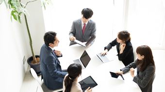 なぜ｢声のでかいやつ｣は"会議で発言させない"に限るのか