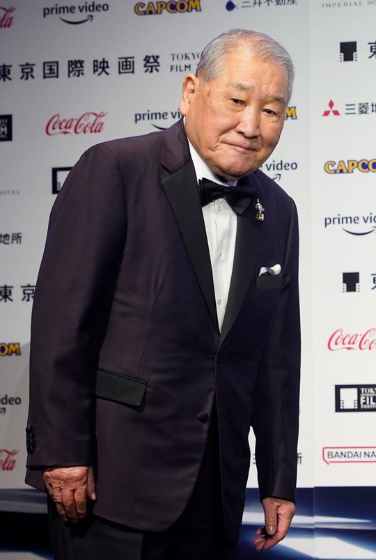 第35回東京国際映画祭で14年ぶりに復活した「黒澤明賞」の授賞式でプレゼンターを務めた株式会社カプコンの辻本憲三会長。同賞は世界の映画界に貢献した映画人を顕彰（＝2022年10月29日、東京都千代田区の帝国ホテル）