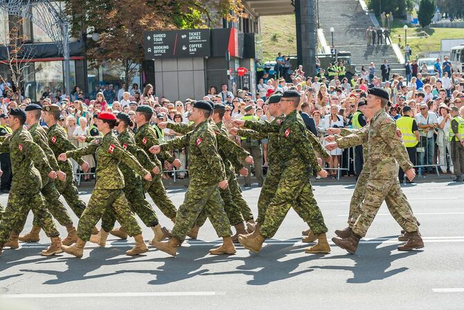 キエフでの軍事パレードに参加したNATO加盟国カナダからの軍隊