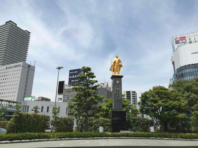 JR岐阜駅北口前の織田信長公像、周辺には高層ビルも増えてきた
