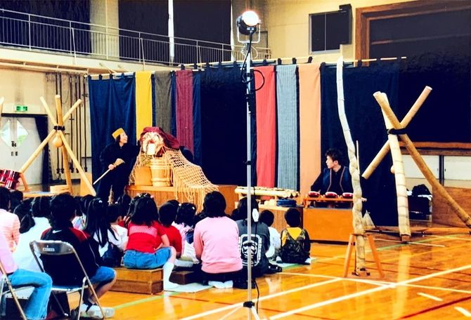 風の子東北、2002年の喜多方市立駒形小学校「いっぺいあっからし」の公演の様子。当時は澤田さん以外にも劇団員が在籍していた