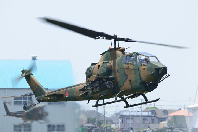 2015年5月17日、陸自霞ヶ浦航空祭でホバリングする陸上部隊支援用の攻撃ヘリコプター、ベルAH-1S コブラ