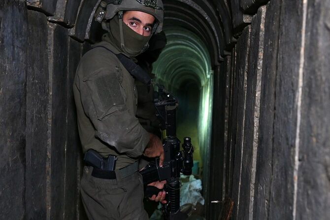ガザ地区北部のガザ・シティにあるアル・シファ病院内で、ハマスの武装勢力が掘ったとされるトンネル内に立つ兵士（イスラエル軍の管理下で撮影され、編集された写真）＝2023年11月22日