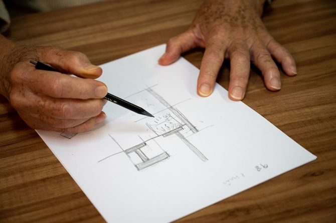 従来からの浅いフーティング基礎の脇に打ち込んだ長さ50メートルの基礎杭を描くマフェイ氏