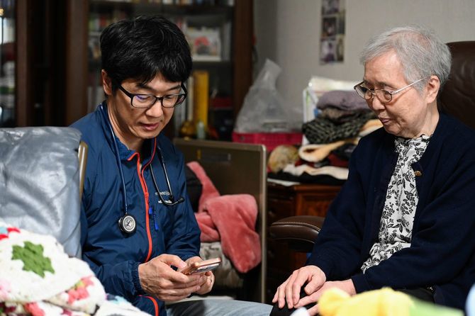 往診先で。女性の穏やかな表情が印象的だった