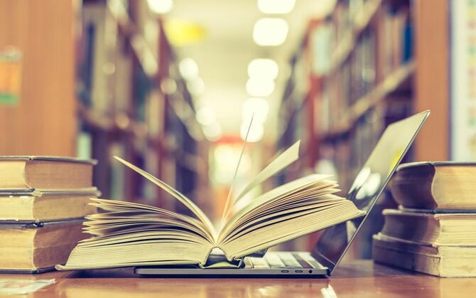 図書館の本とコンピューター