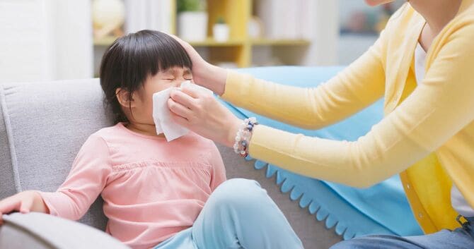 鼻をかむ子供