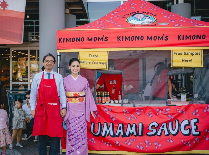今年1月、テキサス州オースティンのショッピングセンターで、自身が開発したウマミソースの試食販売をするモエさん夫妻
