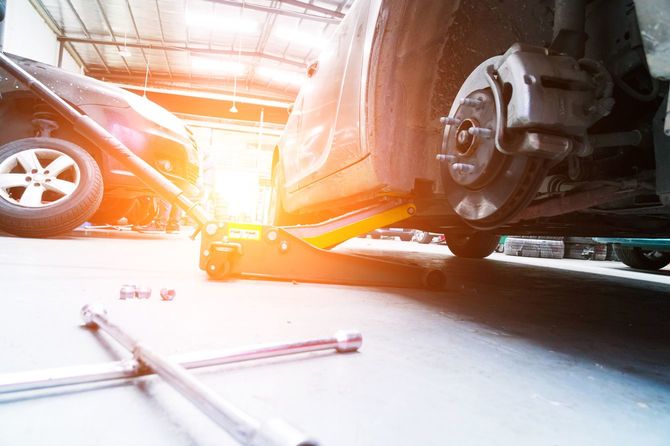 整備工場ででジャッキアップされている車体