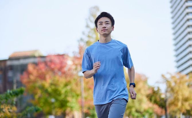 スポーツウェアを着た若い日本人男性