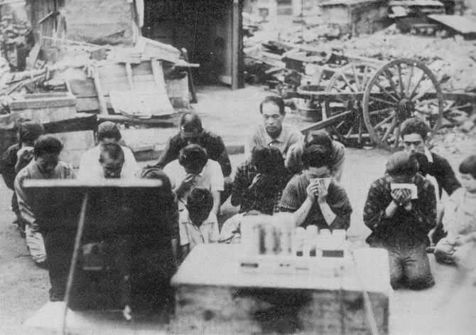 1945年8月15日に昭和天皇が読み上げた「終戦の詔書」をラジオで聞く国民。