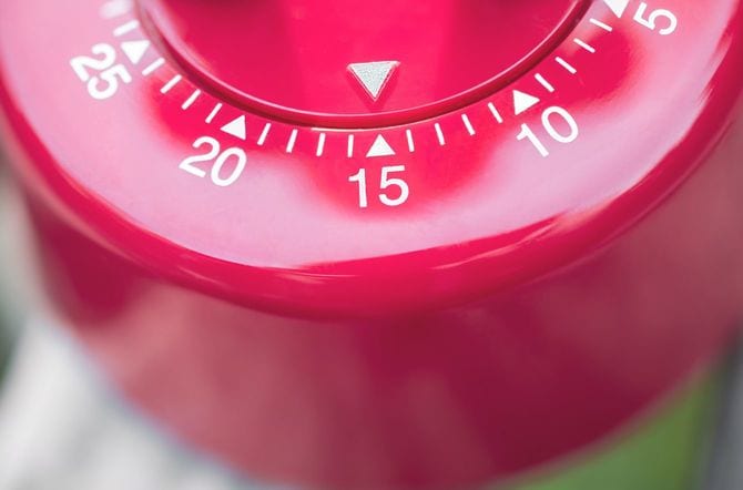 15分を指すキッチンタイマー