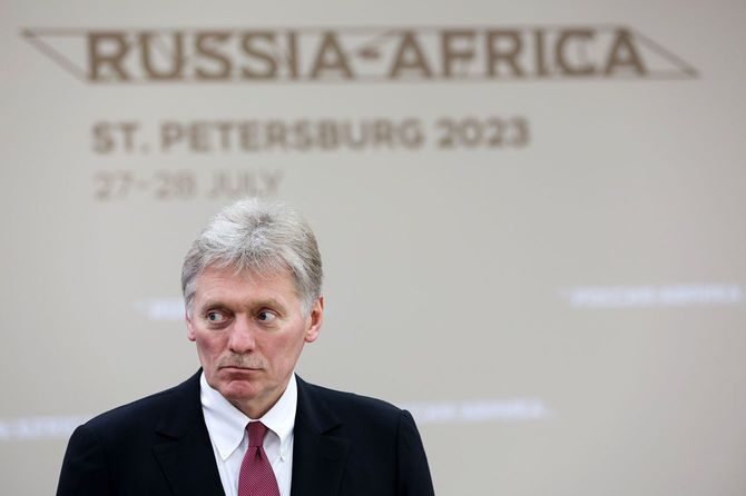 プリゴジンとの会談を否定したペスコフ報道官。写真はロシア北西部サンクトペテルブルクで開催された「ロシア・アフリカ首脳会議でのペスコフ報道官。