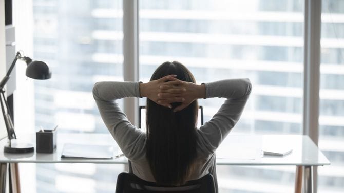 頭の後ろで手を組んで、ゆっくりしている女性