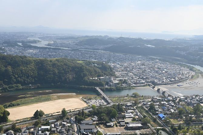 岩国城から見た景色。右にかかるのが錦帯橋。