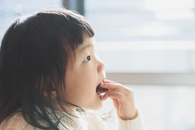 お菓子を食べている女の子