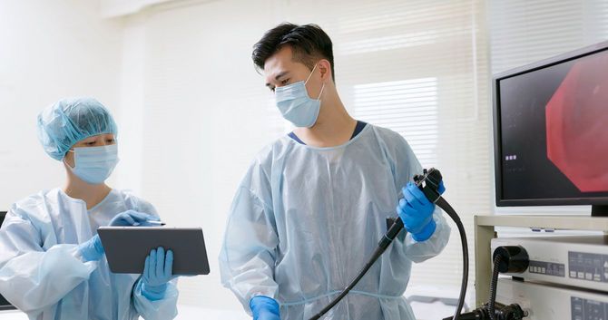 内視鏡検査の準備をする医師と医療スタッフ