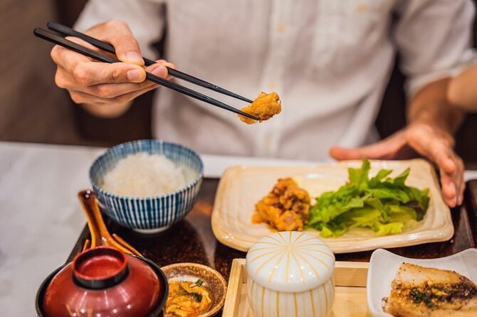 定食を食べる男性