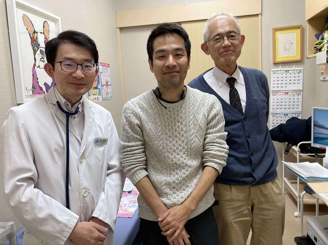 1月25日、ナビタスクリニック新宿にて。左から瀧田盛仁医師、平川知秀氏、杉浦康夫医師