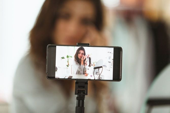 メイク動画を配信する女性