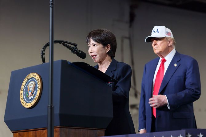 令和7年10月28日、ドナルド・トランプ大統領と共に、米海軍横須賀基地を訪問した高市総理