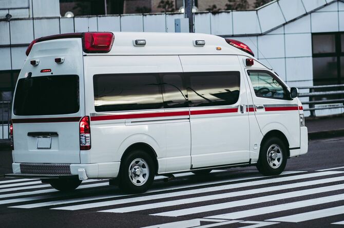 道路を走る日本の救急車