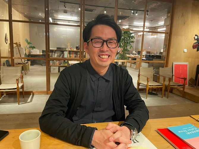 「THE CENTRAL MARKET」の運営に携わる二宮敏氏。2013年にデザインスタジオを設立。道後温泉をアートで彩る活性化プロジェクトやまちづくりなどを手がけた経験を生かして松山三越の再生プロジェクトに参画した。