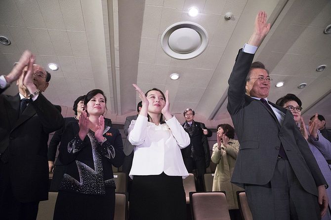 2018年2月11日、韓国・ソウルの国立劇場で行われた北朝鮮の三池淵管弦楽団の公演で、拍手する金与正氏