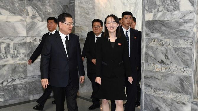 2019年6月12日、板門店で、韓国大統領府の鄭義溶国家安保室長（前列左）と話す北朝鮮の金与正朝鮮労働党第1副部長（同右）［韓国統一省提供］