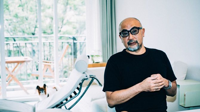 今年10月、自宅で取材に応じる経営学者の楠木建氏