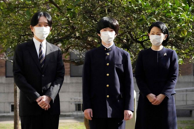 お茶の水女子大付属中学校の卒業式に臨まれる秋篠宮ご夫妻と長男悠仁さま。2022年3月17日、東京都文京区