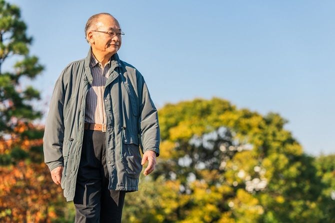 自然の中を散歩して楽しむシニア男性