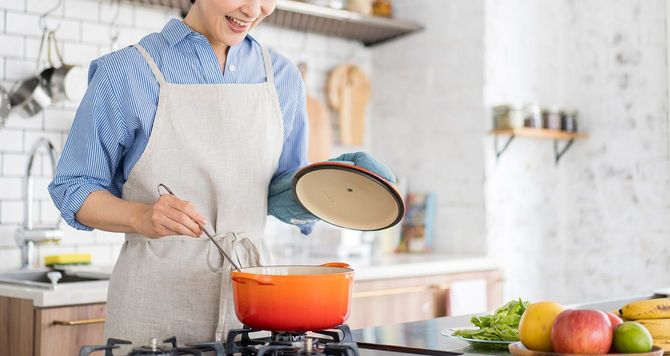 料理をする女性