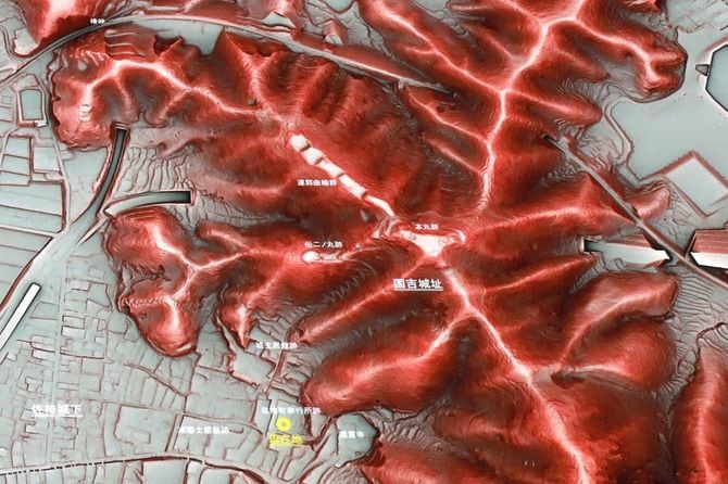 国吉城の赤色立体地図再掲（現地案内板より）