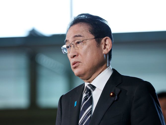 取材に応じる岸田文雄首相=2023年12月12日、首相官邸