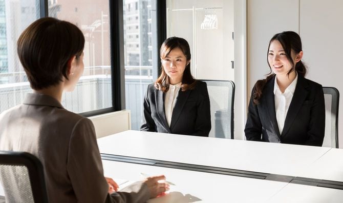 オフィスで働くビジネスウーマンたち